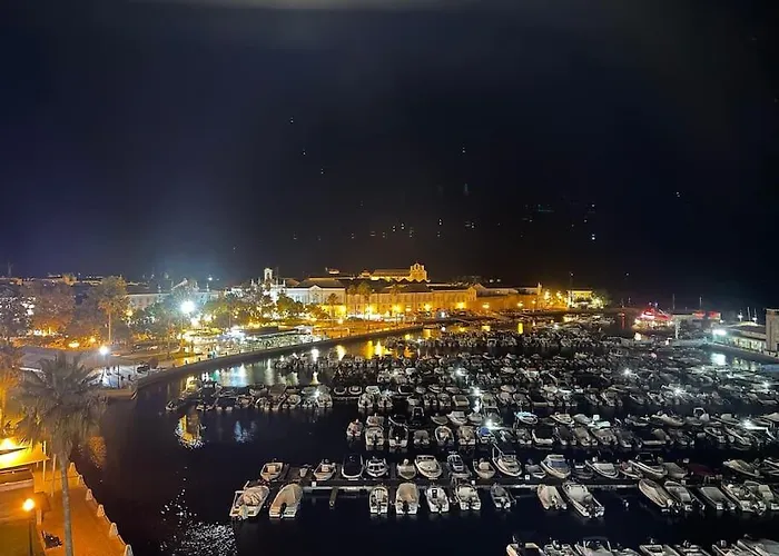 Dom wakacyjny Typical House Downtown Private Entrance