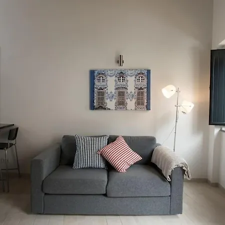 Typical House Downtown Private Entrance 파로